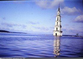 На фото не Молога. Какой-то дикий фотошоп. Это я как уроженец Рыбинска говорю. Колокольня вообще из Калязина.