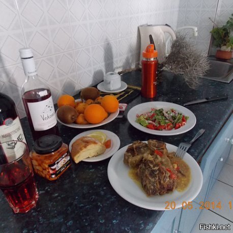 Есть другая часть острова с отличными пляжами 
Перисса - небольшая туристическая деревня на Санторини, расположенная на побережье Эгейского моря.
Бронировала отель на 7 дней в Западной части острова в Фире 
Потом на 15 дней в Периссе 
Май ,туристов не много 
Все было классно
А кухня греческая-отдельная тема