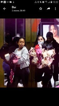 Нет бы на месте примерить. До чего девчонок довели.