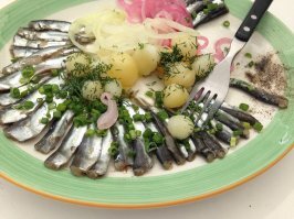 Понимаю, погоня за клиентом и желанием удивить, но подавляющее большинство приходит в ресторан просто покушать, качественно, вкусно и, желательно, с красивой подачей.
Ресторатор с вращением теста для пиццы, это класно, а запеченная морковка на старом телефоне, это бред горе-дизайнера. Один раз сможети сработать, но больше в такой ресторан врятли зайдет кто, кроме туристов, в поиске новых селфи для твиттера.
Даже простое фото ниже, из меню одного ресторана вкуснее и правильней