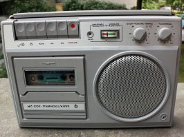 Мне в 1987 году Родители подарили Электроника 302 2 .
Первый моё личный магнитофон . 
Через пару лет во время учёбы в училище по электронной линии уже допилил фиксатор перемоток , подсветку под кассету , добавил частот резистором каким-то .
Хороший апарат был !