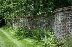 Да я просто мнение спросил а не требовал ответа ).
На счет рекламы... Ну рекламой это я бы не назвал, потому что много вопросов возникает если это примерять для себя. Делать у себя на даче такое не будешь, слишком много территории откалывается. Кроме того внешний вид данной изгороди требует определенного "фен-шуя" по остальному наполнению. Просто голая стена смотрится так себе. Из представленных фото мне лично понравилась только эта (ниже). Остальное всё смотрится слишком архаично. Для сохранившейся из прошлого с вековыми деревьями и древним особняком еще понятно. А новую так строить смысла нет - не вписывается. 
ИМХО в большинстве случаев Прямая изгородь со столбиками смотрится намного выйгрышнее. А экономить кирпичи при таком строительстве так лучше вообще не начинать а обнести участок металлопрофилем.