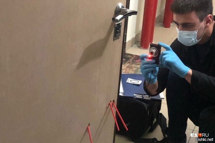 Я был прав.

Представители Следственного комитета пришли к выводу, что сотрудники СОБР семь раз выстрелили по квартире Владимира Таушанкова во время штурма на ЖБИ. Об этом со ссылкой на ведомство пишет «Новая газета». При этом попасть по Таушанкову удалось только три раза, одна пуля пошла по касательной, еще три застряли в двери.

  Экспертам удалось выяснить, что в момент стрельбы дверь была приоткрыта, а силовики стреляли в проем под углом, находясь на расстоянии около метра от входа в квартиру. В СК пришли к выводу, что дверь не была сломана, ее открыли ключами,   сообщает издание.