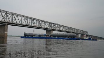 Причем тут туннели вообще? Ж/д габарит выбран так, чтобы не снести встречные поезда, столбы и перроны на станциях и контактную сеть не оборвать. 

По воде большие грузы возить давно умеют. 
Вот по Зее везут что-то для Амурского ГПЗ в г. Свободный. Который находится в 45 км от космодрома.  

Диаметр перевозимого груза можешь прикинуть сам.