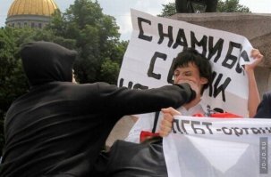 Ургант и Гудков представили свою версию скандального ролика о геях-усыновителях