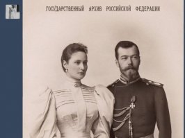 Не двоюродные, но троюродные, а какой оглушительный результат этих последовательных кровесмешений! Просрал все, что можно, а его в святые за это...
С Распутиным советовался... 
В Ставке ждали от него решительных действий и приказов войскам, а он ворон стрелял (в прямом смысле) и каждый день по полдня романтическо-плаксивые письма жене писал...