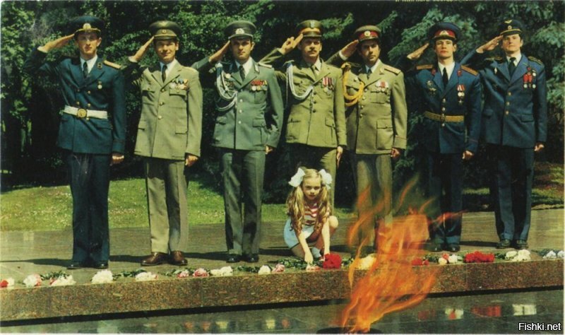 По этому фото страну службы оценить тяжело, это, похоже, не советский солдат (короткие сапоги, "френчевый" карман внизу)
Это может быть:
немец (Рейх, ГДР, ФРГ)
поляк (ПНР после 1945 года)
чехословацкий солдат (после 1945 года)
болгарский солдат и т.д.

Можно только предположить, что на фото встреча в мирное время (есть штык-нож, но нет другой амуниции и оружия).