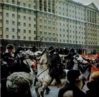 Я не знал про это.

"В марте 1965 года Соединенные Штаты начали полноценную военную кампанию против Вьетнама. 2 марта начались регулярные бомбардировки Северного Вьетнама   воздушная операцию «Раскаты грома».

В этот момент в Москве училось много студентов из Китая и Вьетнама. Объединившись, они устроили стихийную демонстрацию в Москве у посольства США на Новинском бульваре.
Забор американской миссии был обклеен плакатами и молодые люди начали закидывать окна посольства снежками. Страсти накалялись, к иностранным студентам стали присоединяться молодые люди отечественного разлива.

Толпа вела себя все более агрессивно и власти не на шутку обеспокоились. Стихийная акция в центре Москвы, да еще на глазах у американцев   не самая обычная ситуация для того времени.

Демонстрацию решили разогнать, но в то время у милиции не было ни специальных средств для разгона демонстраций, ни специально обученных подразделений. К тому же, разгонять надо было иностранных граждан на глазах у американских дипломатов.
Было решено привлечь конную милицию в лице 1 го оперативного конного полка МВД.. Столкновения между студентами и милиционерами проходили достаточно жестко, конники получили свою порцию снежков."