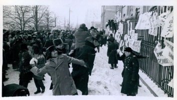 Я не знал про это.

"В марте 1965 года Соединенные Штаты начали полноценную военную кампанию против Вьетнама. 2 марта начались регулярные бомбардировки Северного Вьетнама   воздушная операцию «Раскаты грома».

В этот момент в Москве училось много студентов из Китая и Вьетнама. Объединившись, они устроили стихийную демонстрацию в Москве у посольства США на Новинском бульваре.
Забор американской миссии был обклеен плакатами и молодые люди начали закидывать окна посольства снежками. Страсти накалялись, к иностранным студентам стали присоединяться молодые люди отечественного разлива.

Толпа вела себя все более агрессивно и власти не на шутку обеспокоились. Стихийная акция в центре Москвы, да еще на глазах у американцев   не самая обычная ситуация для того времени.

Демонстрацию решили разогнать, но в то время у милиции не было ни специальных средств для разгона демонстраций, ни специально обученных подразделений. К тому же, разгонять надо было иностранных граждан на глазах у американских дипломатов.
Было решено привлечь конную милицию в лице 1 го оперативного конного полка МВД.. Столкновения между студентами и милиционерами проходили достаточно жестко, конники получили свою порцию снежков."