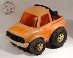 "И все же дети той эпохи наверняка вспомнят о них с ностальгией!" 
"Прежде, чем выйти из машины, снимите морду с магнитолы!"