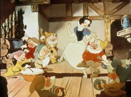 Мультфильм «Белоснежка и семь гномов» 1937 года, получил "Оскар", он был знаковым в развитии анимации. Данный мультфильм сочетал в себе все: цвет и звук, сюжет и то, что он был полнометражным.
Посмотрите ролик, этому мультику уже 83 года!