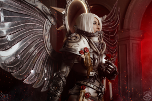 Понятия близкие, но в корне различные. В первом случае главным является бал, то есть степень соответствия персонажу - дело второстепенное и ограниченное по времени. В косплее же - акцент сделан именно на персонажа и ограничения одним вечером - нет. Это приводит к тому, что проработка костюма, реквизита и хореографии - в разы лучше. Хорошие костюмы делаются годы и выставляются на разных встречах - иногда годами. Для бал-маскарада так заморачиваться никто не будет. Вот вам пример по Warhammer 40.000