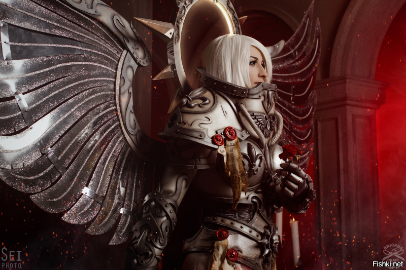 Понятия близкие, но в корне различные. В первом случае главным является бал, то есть степень соответствия персонажу - дело второстепенное и ограниченное по времени. В косплее же - акцент сделан именно на персонажа и ограничения одним вечером - нет. Это приводит к тому, что проработка костюма, реквизита и хореографии - в разы лучше. Хорошие костюмы делаются годы и выставляются на разных встречах - иногда годами. Для бал-маскарада так заморачиваться никто не будет. Вот вам пример по Warhammer 40.000