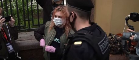 В России гражданам запретили держать плакаты в руках