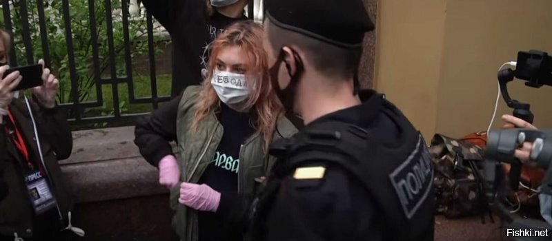 В России гражданам запретили держать плакаты в руках
