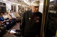Можете меня минусовать, но автор - ты ублюдок. Я почти полвека в московской подземке езжу - всегда уступали и уступают. Не надо гнать,чудак.