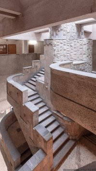 ДНК это соединенные две спирали. Чес эта лестница напоминает ДНК непонятно. Вот в ЛЭТИ в пятом корпусе (вступил в строй 1972) настоящая лестница ДНК- двойная лестница оплетающая колонну