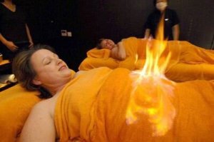 Огненная терапия практикуется в Китае с давних времен и пользуется большим спросом во всем мире. На фото  лицо женщины покрыто специальными масками и плотным слоем полотенца, поверх которого, в области глаз, установлены  огненные шары. Невзирая на столь экзотический вид, женщина выглядит совершенно невозмутимо. 
Лечение огнем в Китае – явление, которое тяжело воспринимается приезжими туристами. Далеко не каждый решится испробовать такую процедуру на себе. Хо Ляо (лечение огнем) – широко практикуемая форма альтернативной терапии, которая приобретает новые обороты популярности. 
Полотенце, которым покрывается голова, пропитано специальным эликсиром, в состав которого, помимо не разглашаемых элементов, входит алкоголь.  Через небольшой промежуток времени полотенце тоже начинает гореть, однако спустя несколько секунд его тушат.
Такой метод лечения защищает кожу от отвердения, дряблости и морщин. Также благодаря этой терапии расслабляются мышцы, повышается иммунитет и самочувствие в целом.

Тут поинтереснее дела творятся

Источник