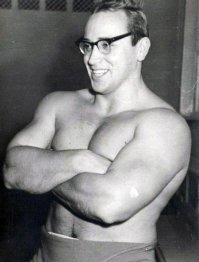 Очки вроде не символ физической слабости, они только свидетельствуют о слабом зрении.