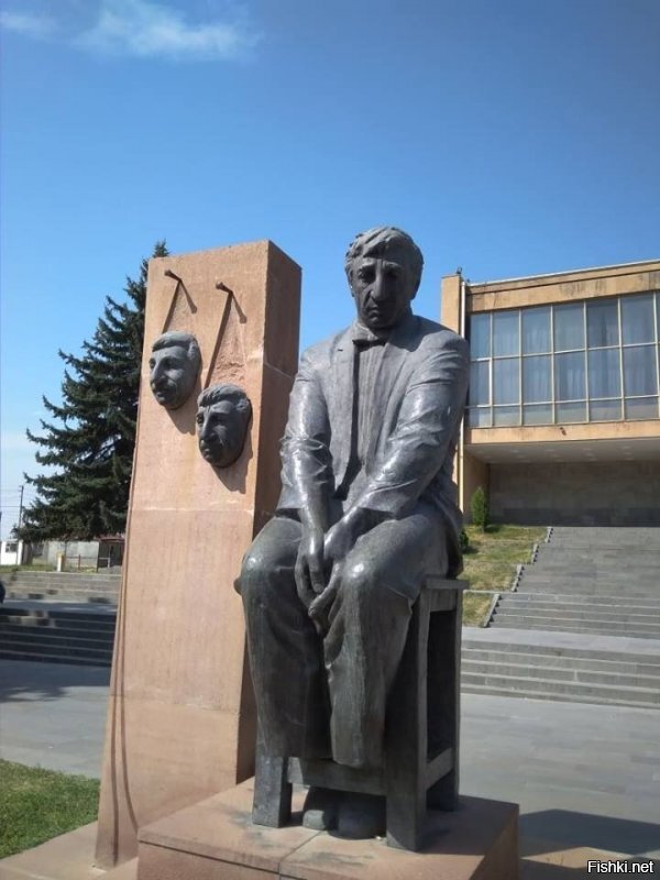 Памятник Фрунзику Мкртчяну напротив Гюмрийского государственного драматического театра им. Вардана Аджемяна.