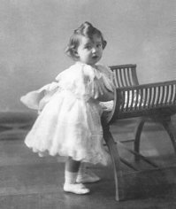 "Что вырастет из мальчишки, щеголявшего все свое детство в колготочках в горошек и в розовых бантиках? Ничего хорошего."

вот реально бесят такие людишки, не знающие истории, но четко отрабатывающие госзаказ.. кто-то где-то кого-то видел, сват брата кума по интернету рассказал.

гспди, да все советские мальчики в садике ходили в колготках и шортах и что-то ни на что особо это не повлияло. а в 18-19 веке вообще всех мелких одевали в платья и рюши, вне зависимости от пола. и ничо. типичные фото мальчиков того времени. даже франклин рузвельт вырос не геем - это третье фото.