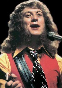 Напоминает Нодди Холдера из "Slade "....