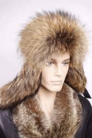 Жадный енот не захотел делиться лакомствами с лисицей