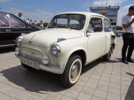 Пару дней назад такой же в городе видел, только белый. Состояние - отличное. Похоже, что именно этот. Первая серия - подфарники сверху