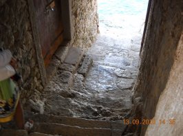 Спасибо, напомнили ! Мы были с женой в этом городке, в 2010.
Добавлю несколько своих снимков, кстати яхту снимал как раз с колокольни Св. Евфимии, куда мы поднимались.