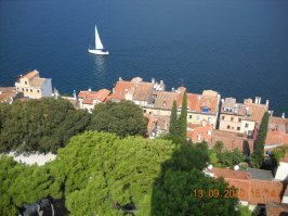 Спасибо, напомнили ! Мы были с женой в этом городке, в 2010.
Добавлю несколько своих снимков, кстати яхту снимал как раз с колокольни Св. Евфимии, куда мы поднимались.