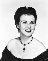 Это, и близко, не Раневская!!!
"Дина (Дианна) Ду рбин (англ. Deanna Durbin; настоящее имя   Эдна Мей[4] Дурбин (англ. Edna Mae Durbin); 4 декабря 1921, Виннипег, Канада   17 апреля 2013[5], Нофль-ле-Шато)   канадская певица и актриса, звезда Голливуда 1940-х годов."(С)

Дина Дурбин в молодости и в зрелом возрасте.

А вот Фаечка и в молодости была ещё той "красотулей". На последнем фото обложка автобиографии Раневской. Что-то мне подсказывает, что она выложила там самую "смачную" свою фотку... 
))))