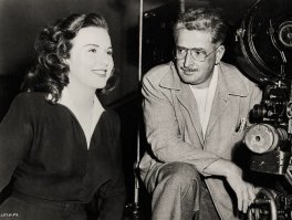 Это, и близко, не Раневская!!!
"Дина (Дианна) Ду рбин (англ. Deanna Durbin; настоящее имя   Эдна Мей[4] Дурбин (англ. Edna Mae Durbin); 4 декабря 1921, Виннипег, Канада   17 апреля 2013[5], Нофль-ле-Шато)   канадская певица и актриса, звезда Голливуда 1940-х годов."(С)

Дина Дурбин в молодости и в зрелом возрасте.

А вот Фаечка и в молодости была ещё той "красотулей". На последнем фото обложка автобиографии Раневской. Что-то мне подсказывает, что она выложила там самую "смачную" свою фотку... 
))))