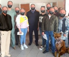 Следователю из Белгорода прифотошопили маску на фотографии с медиками