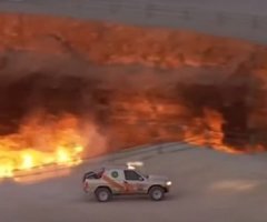 И нефть, и газ на о-о-чень месторождениях в мире горят. Некоторые факелы - годами.

Вот газовый кратер в Туркмении. Горит уже почти 50 лет.