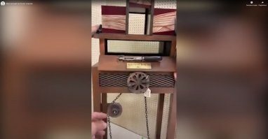 Однако, у него очень тонкая рука, коли за тонкой дощечкой её не видно.