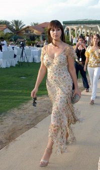 Моника с макияжем и это прекрасно видно на фото с бОльшим разрешением (1047 1773).  Судя по обстановке - это какой-то светский раут.