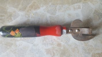 Я тоже проверил. Оказалось у меня дизайнерский вариант. Никогда не обращал внимания до этого поста. Правда истёрся за десятилетия применения.