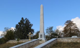 Умер в Молдавии ( по дороге в западную Молдавию которая сейчас в румынии) .
На месте где он умер стоит (с тех времён) колонна .
Несколько лет назад ездили с ребятами , приводили в порядок территорию .
фото не моё (не нашёл по быстрому своих)