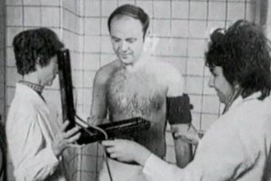 №3 "Ведущий телепередачи "Клуб кинопутешествий" Владимир Шнейдеров и гость   молодой путешественник Юрий Сенкевич, 1960–е годы, Москва"
Я знаю Юрия Сенкевича. Вот он: