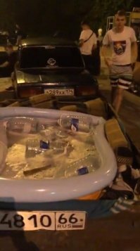 По центру Екатеринбурга проехались девушки в бассейне под громкую музыку и нарвались на штраф