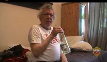 это его рожа на следующее утро, сколько же он выжрал?! ублюдок!