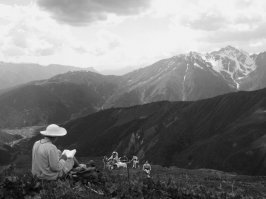 Туристы отдыхают на вершине одной из пирамид Гизы в 1938 году