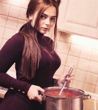 Фотограф криворукий был.... гидроборщевой горизонт исправить можно
А вот как она живёт в квартире с кривыми стенами? и шкафами нс них?