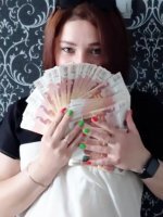 Нет, это не в день зарплаты.
Это - "взяла кредит".