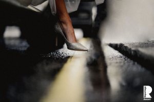 Точно не постановочное? Фотографа просто переехали?