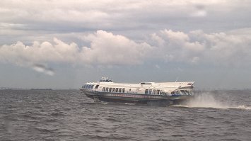 2016 год, из Питера в Петергоф  на "Метеоре".