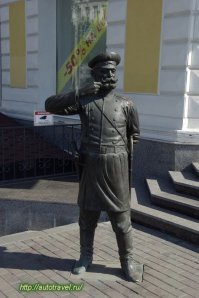 в Омске есть Степаныч,Ван Гог с Рутгером Хауэром, городовой, и Любочка , да много чего ещё