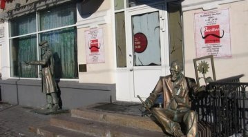 в Омске есть Степаныч,Ван Гог с Рутгером Хауэром, городовой, и Любочка , да много чего ещё