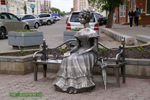 в Омске есть Степаныч,Ван Гог с Рутгером Хауэром, городовой, и Любочка , да много чего ещё