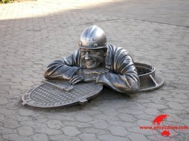 в Омске есть Степаныч,Ван Гог с Рутгером Хауэром, городовой, и Любочка , да много чего ещё